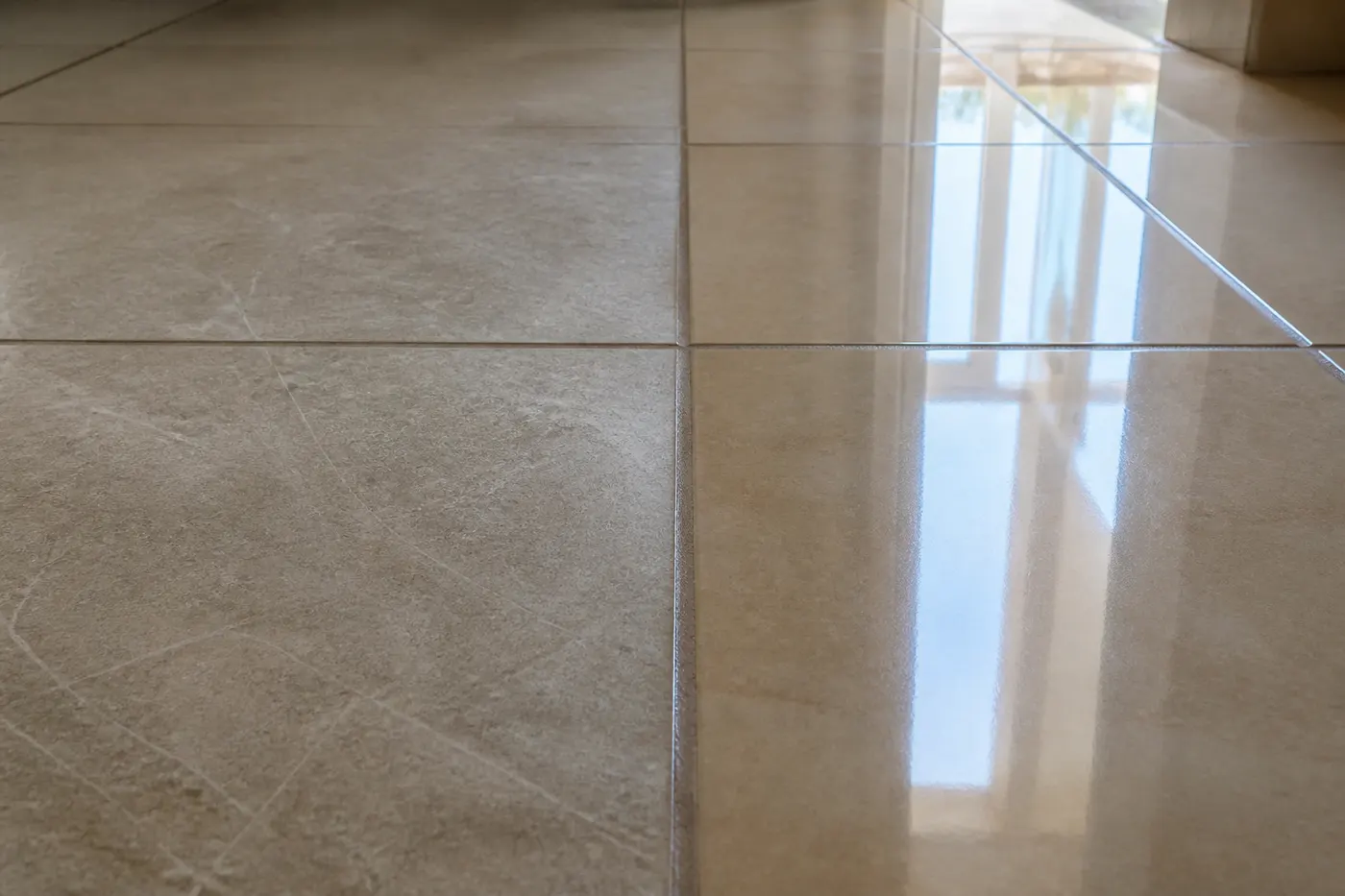 Piso beige antes y después del pulido: mitad opaco, mitad con brillo