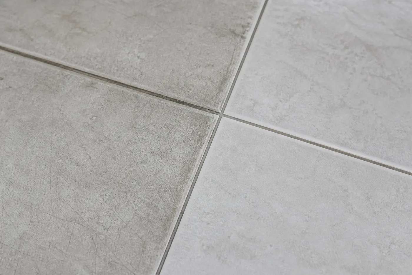 Piso cerámico gris antes y después del pulido y abrillantado