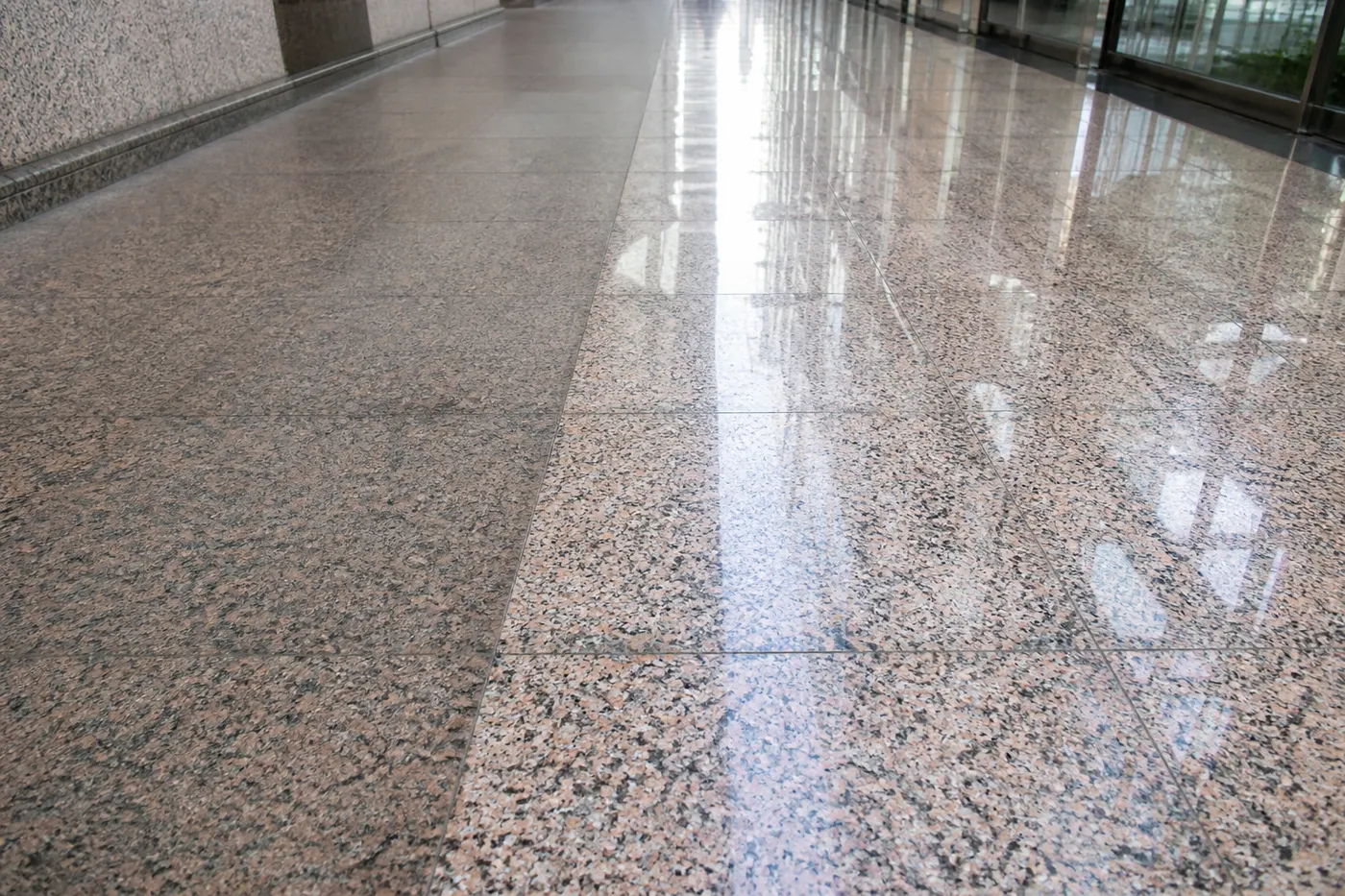 Piso de granito rosado antes y después del pulido y cristalizado