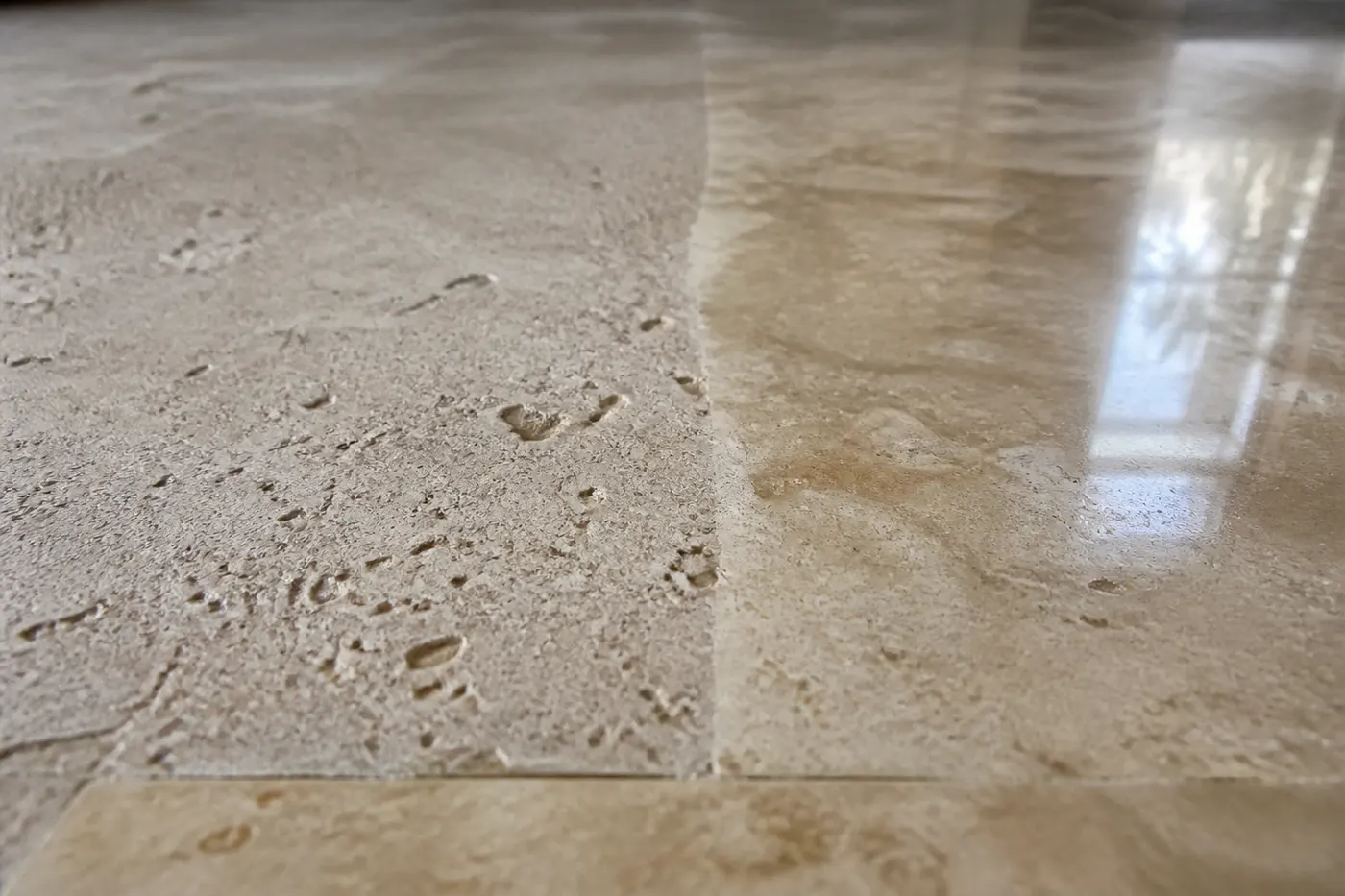 Piso de mármol travertino pulido y sellado